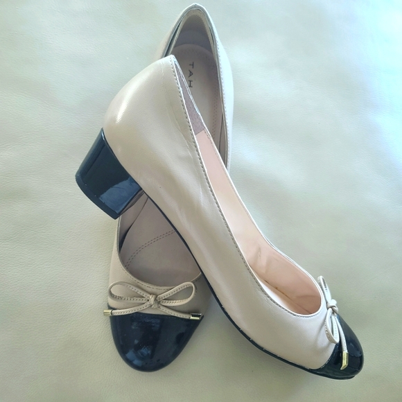 Cute Tahari two-tone pumps, size 10 - Picture 2 of 2